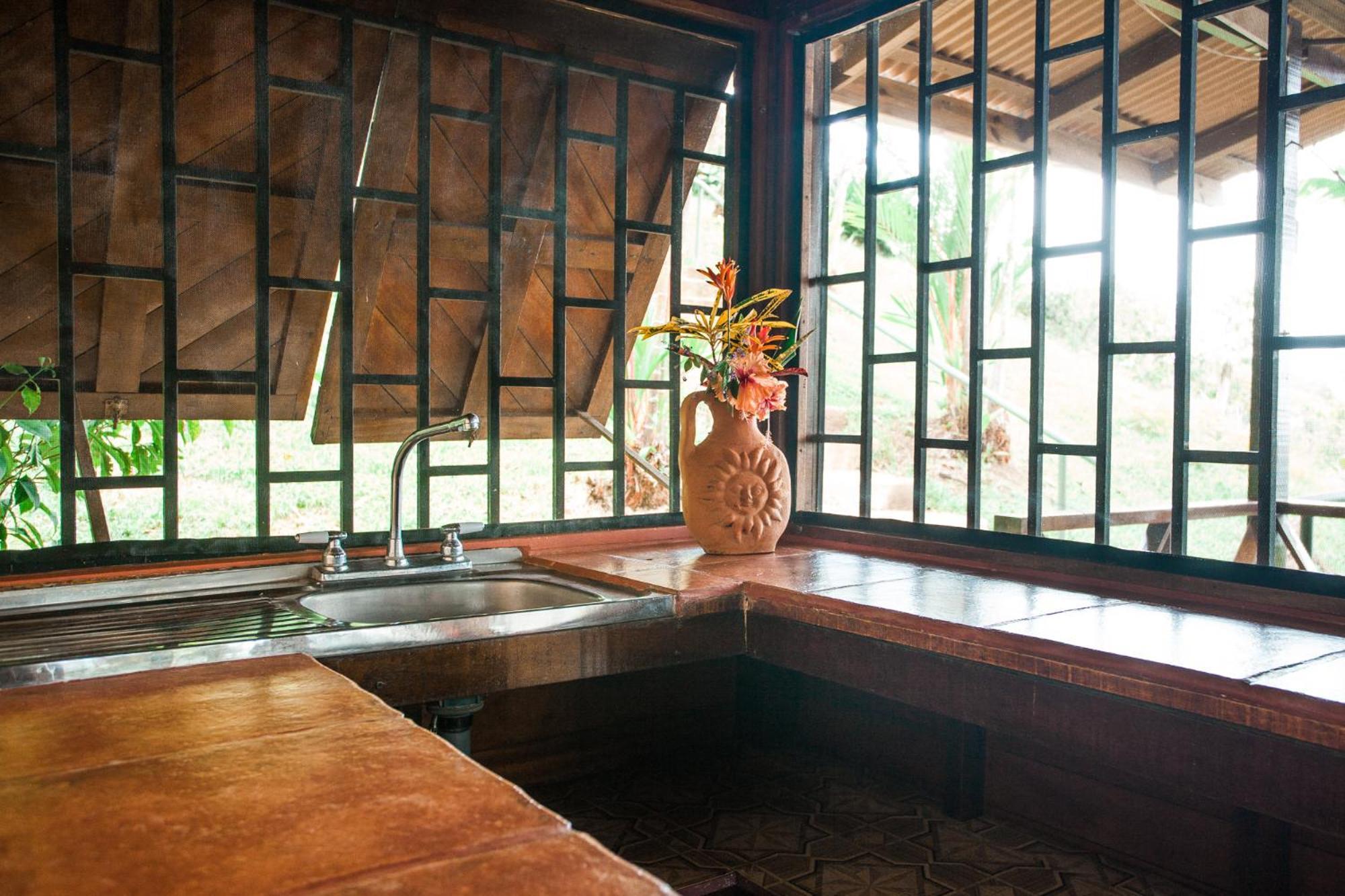 Pacific Edge Eco Lodge Доминикал Екстериор снимка